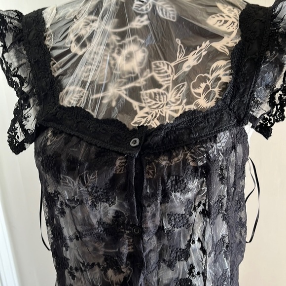 Pinky size XL  black lace  sleeveless top w/ ruffle at sleeve working buttons - Picture 1 of 11